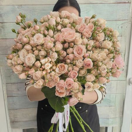 11 кустовых роз Полина 70+ см