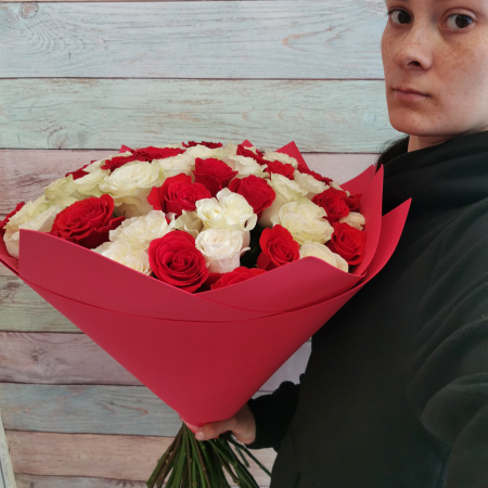 51 красно-белая роза Эквадор