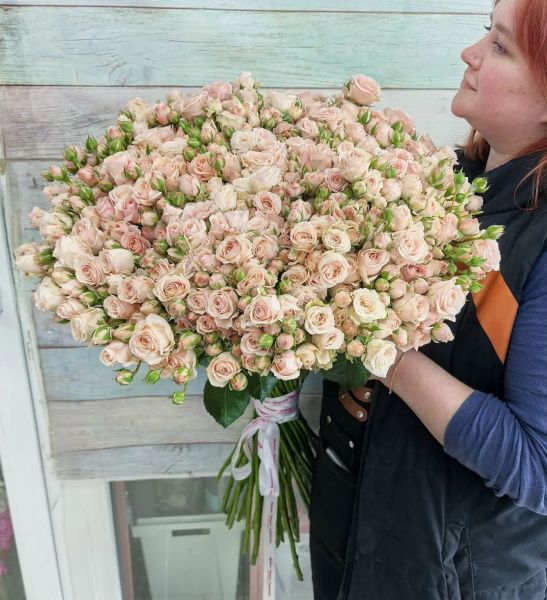 51 кустовая роза Полина 70+ см